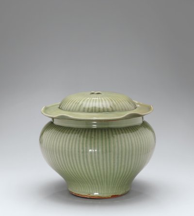 جرة وغطاء Longquan Celadon المضلع بواسطة اسرة يوان الصينية