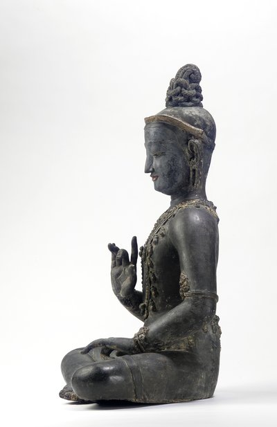 بوديساتفا على الطراز النيبالي الصيني (ورنيش وقماش وآثار من الطلاء الأزرق والذهبي والأخضر وأوراق الذهب) بواسطة اسرة يوان الصينية