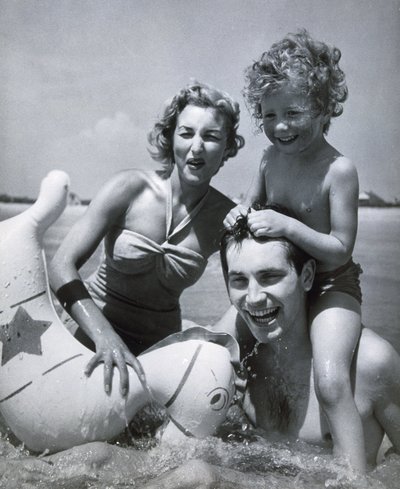 "عائلة سعيدة على شاطئ البحر"، ج 1937 بواسطة زجاج زولتان