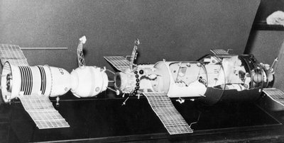 A Model of Soyuz 11 Docked with the Salyut 1 Space Station بواسطة فريدريك (المرتبط ب) بارنارد