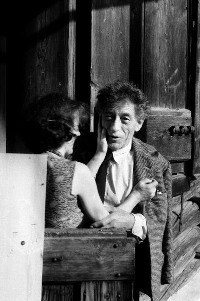 Alberto Giacometti in his home-workshop, with his wife Annette Arm (b/w photo بواسطة ريتشارد (بعد) داد