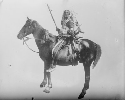 رئيس ديب سكاي-إنديان على ظهر حصان ، حوالي 1900 (صورة بالأبيض والأسود) بواسطة . .