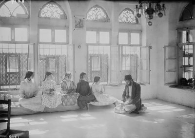 أطفال ومعلمون في مدرسة سامرية في نابلس ، ج. 1920 (صورة ب / ث) بواسطة . .