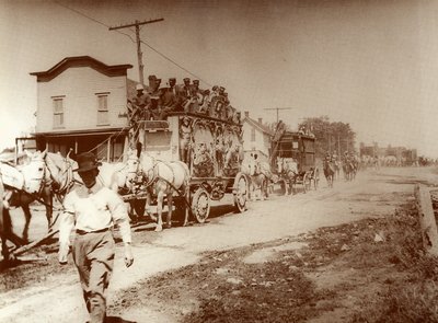 سيرك يصل إلى المدينة ، حوالي 1905 (صورة) بواسطة . .