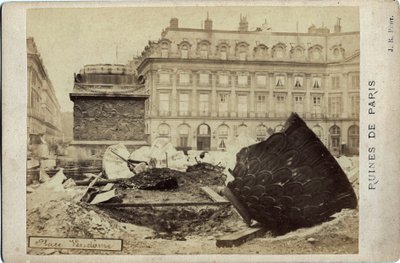 Commune of Paris (1871): ruins on Place Vendome in Paris. Photography 1871. Dim.16,5x10,8 cm بواسطة فريدريك (المرتبط ب) بارنارد