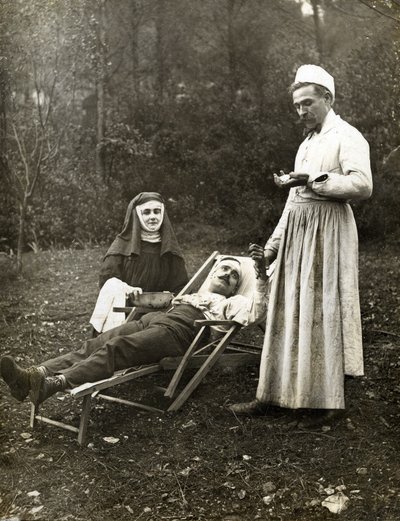 طبيب يقيس نبض رجل مصاب ، بمساعدة راهبة ممرضة ، حوالي عام 1900 (صورة أبيض وأسود) بواسطة . .