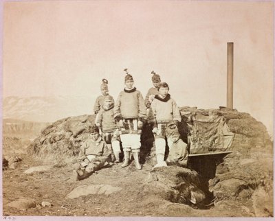 Expedition en Arctique (1875-1876) du capitaine George Nares (1831-1915) : Group of Native Women at Disco بواسطة فريدريك (المرتبط ب) بارنارد