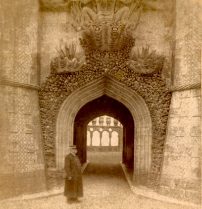 Guard outside the entrance to the Palace of Pena (Palacio da Pena), Sintra, Lisbon, Portugal c.1888 (photo) بواسطة فريدريك (المرتبط ب) بارنارد