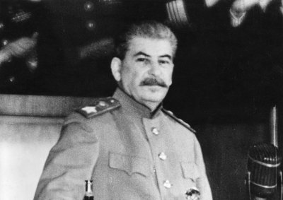 جوزيف ستالين خلال الخطاب الذي وصف فيه اليابان كأمة معتدية ، أوائل عام 1945. بواسطة Frederick (attr. to) Barnard