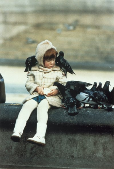 Little girl with pigeons بواسطة فريدريك (المرتبط ب) بارنارد