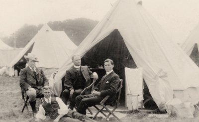 رجال يسترخون خارج خيمتهم حوالي 1908 (صورة) بواسطة . .