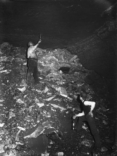 Mining, Coal Testing for gas in a mine shaft, Ramrod Hall Pit, Staffordshire, c 1890s بواسطة فريدريك (المرتبط ب) بارنارد