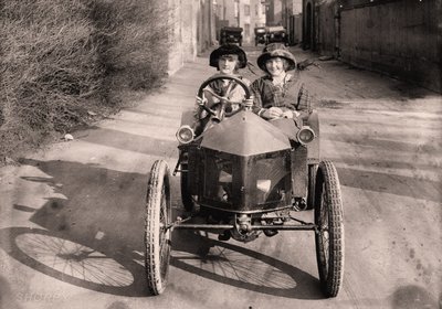 Out for a drive, c. 1912 (photo) بواسطة فريدريك (المرتبط ب) بارنارد
