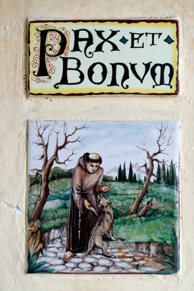 Pax et Bonum: انتشر الشعار والترحيب اللاتيني بين الفرنسيسكان والكاثوليكية. مونتيروسو الماري. إيطاليا. بواسطة . .