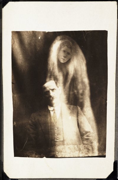 ظاهرة خارقة للطبيعة: صورة لرجل وظهور روح زوجته خلفه ، حوالي عام 1920 تصوير ويليام هوب (1863-1933) بواسطة فريدريك (المرتبط ب) بارنارد