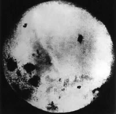 Photograph of the Far Side of the Moon Taken and Transmitted Back to Earth by the Soviet Lunar Probe, Luna 3 بواسطة فريدريك (المرتبط ب) بارنارد