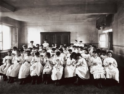 Professional school for women, in Florence: an embroidery lesson بواسطة المدرسة الكندية