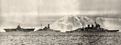 السفن HMS Ark Royal و HMS Malaya و HMS Renown تغادر قاعدتها في جبل طارق ، حوالي عام 1940 (صورة) بواسطة . .