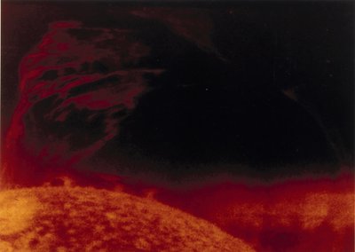 Solar flare seen in helium 3 light, photographed from Skylab بواسطة المدرسة الكندية