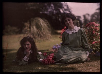 Two girls in a garden بواسطة فريدريك (المرتبط ب) بارنارد