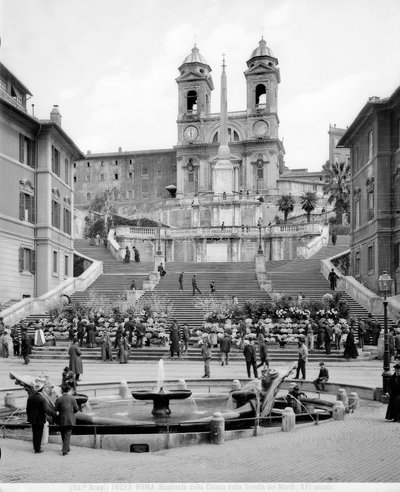 View of Piazza di Spagna: in the foreground there is the Fontana della Barcaccia, beyond the staircase an obelisk and the Church of Trinità dei Monti. بواسطة فريدريك (المرتبط ب) بارنارد