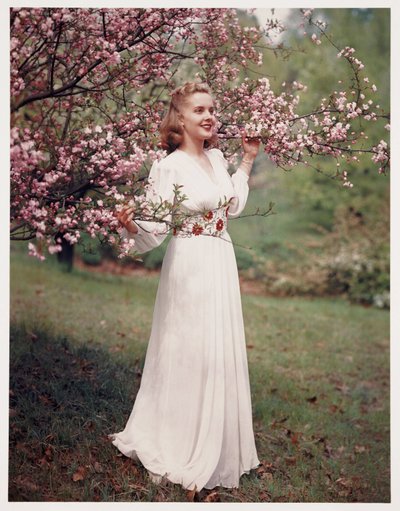 Woman modelling a dress near blossom, c 1940s بواسطة فريدريك (المرتبط ب) بارنارد