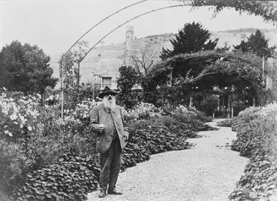 كلود مونيه (1840-1926) في حديقته في جيفرني ، 1925 بواسطة مصور فرنسي