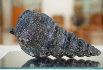 Triton-shell rhyton (ritual vessel), from the palace of Malia, Crete, Greece, Minoan civilization بواسطة غير معروف غير معروف