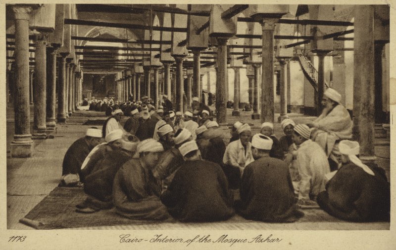 داخل الجامع الأزهر بالقاهرة (b / w photo) بواسطة (بعد) مصور انكليزي