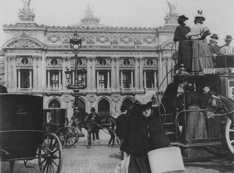 Omnibus on the Place de L'Opera (b / w photo) بواسطة (بعد) مصور فرنسي