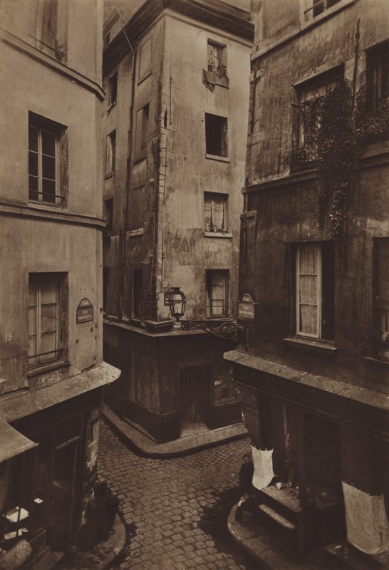 مفترق طرق لشوارع Mondetour و Pirouette و Petite-Truanderie في عام 1886 (صورة b / w) بواسطة (بعد) مصور فرنسي