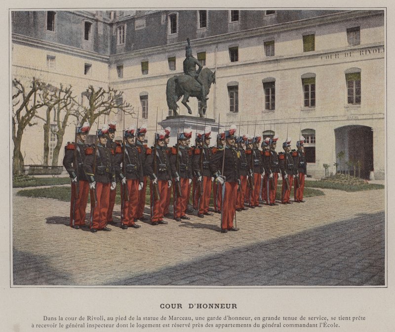 Cour d'Honneur (صورة ملونة) بواسطة (بعد) مصور فرنسي