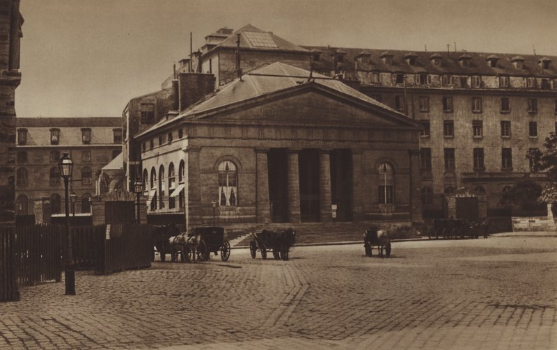 واجهة فندق Hotel-Dieu في Parvis Notre-Dame حوالي عام 1865 (صورة b / w) بواسطة (بعد) مصور فرنسي