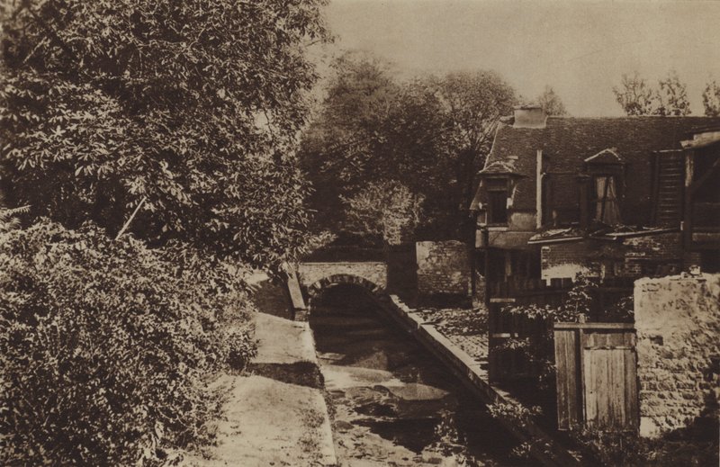 La Bievre بالقرب من Pavillon de Julienne (b / w photo) بواسطة (بعد) مصور فرنسي