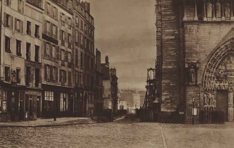 Rue du Cloitre-Notre-Dame ، يُرى من Parvis حوالي عام 1865 (صورة b / w) بواسطة (بعد) مصور فرنسي