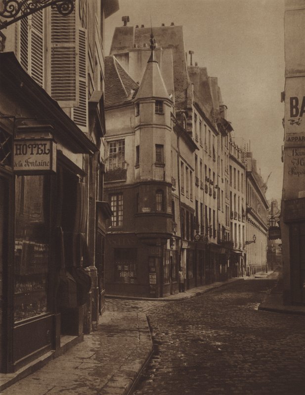 شارع de l'Ecole-de-Medecine القديم في زاوية شارع لاري عام 1866 ، على اليسار ، منزل مارات (صورة بالأبيض والأسود) بواسطة (بعد) مصور فرنسي