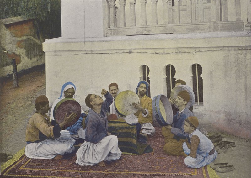 العيساواس ، أكلة العقرب (صورة ملونة) بواسطة (بعد) مصور فرنسي