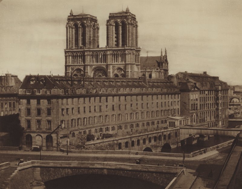 نوتردام ملثمين من قبل Hotel-Dieu القديم (b / w photo) بواسطة (بعد) مصور فرنسي