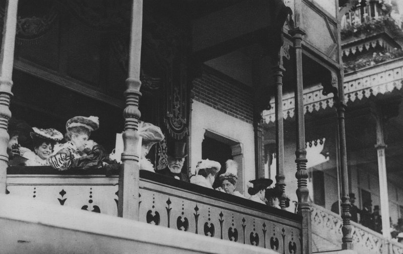 الرئيس لوبيه في السباقات (صورة b / w) بواسطة (بعد) مصور فرنسي