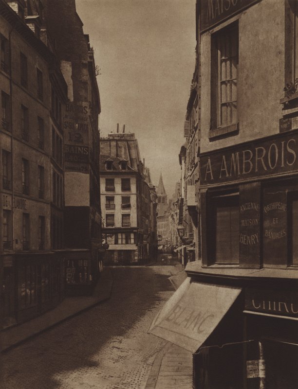 Rue de l'Ecole-de-Medecine في عام 1866 ، تم استبدال الجزء المدمر بمحطة مترو Odeon المركزية ، في المسافة ، باتجاه Saint-Germain-des-Pres ، شارع Sainte-Marguerite (b / w photo) بواسطة (بعد) مصور فرنسي