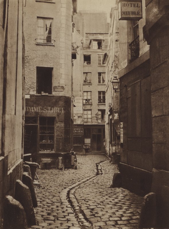 كان شارع Rue des Trois-Cannettes في عام 1865 في موقع فندق Hotel-Dieu الجديد (صورة بالأبيض والأسود) بواسطة (بعد) مصور فرنسي