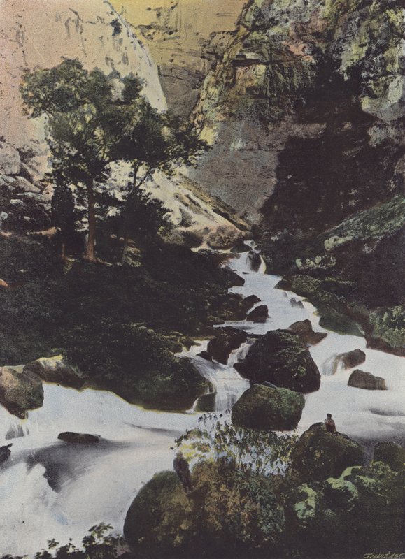 مصدر سورج في Fontaine de Vaucluse (صورة ملونة) بواسطة (بعد) مصور فرنسي