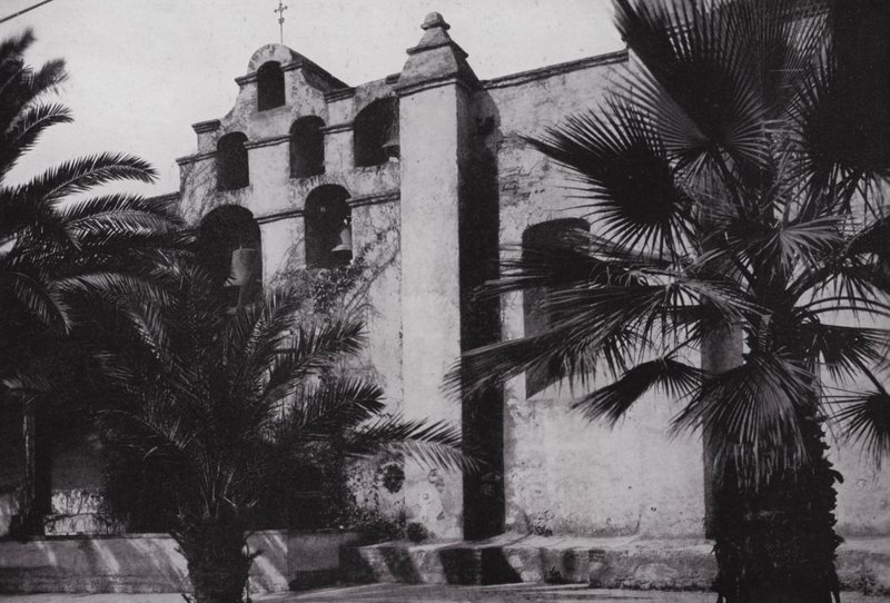 كاليفورنيا: Bells of Mission San Gabriel ، تأسست عام 1771 ، على سفوح سفوح الخشخاش المكسوة بالخشخاش بالقرب من باسادينا (صورة بالأبيض والأسود) بواسطة المصور الأمريكي (بعد)