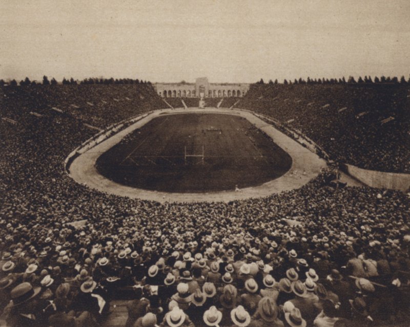 كاليفورنيا: Los Angeles Coliseum (b / w photo) بواسطة المصور الأمريكي (بعد)