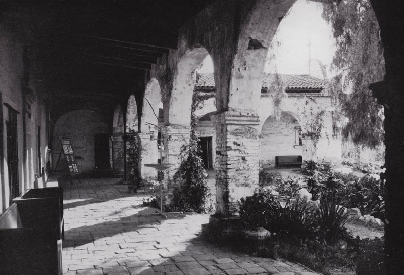 كاليفورنيا: Mission San Juan Capistrano ، التي تأسست عام 1776 ، جنوب لوس أنجلوس (b / w photo) بواسطة المصور الأمريكي (بعد)