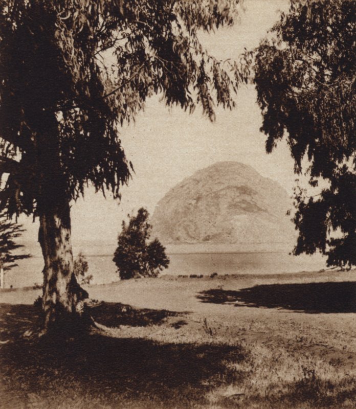 كاليفورنيا: Morro Rock (b / w photo) بواسطة المصور الأمريكي (بعد)
