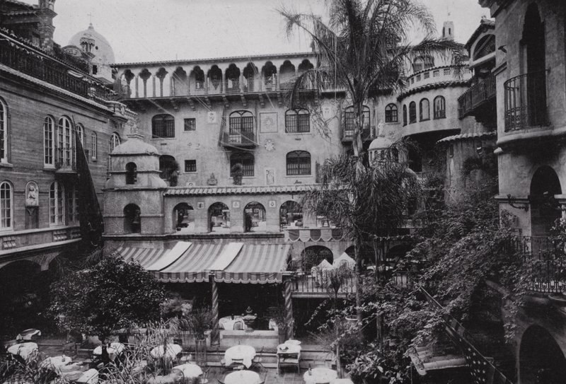كاليفورنيا: ريفرسايد ، غرفة طعام الباحة في Glenwood Mission Inn (صورة بالأبيض والأسود) بواسطة المصور الأمريكي (بعد)