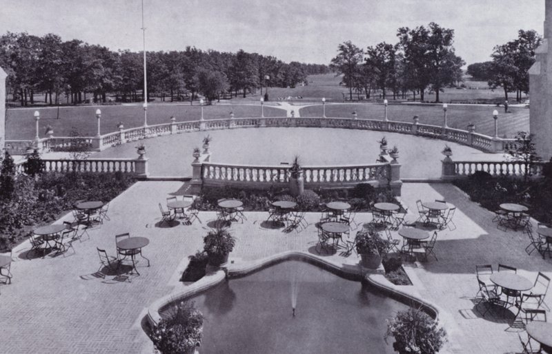 شيكاغو: Garden Court، Olympia Fields Golf Club (b / w photo) بواسطة المصور الأمريكي (بعد)