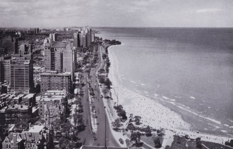شيكاغو: طريق شيريدان وشاطئ أوك ستريت ، النظر إلى الشمال من فندق دريك (صورة بالأبيض والأسود) بواسطة المصور الأمريكي (بعد)
