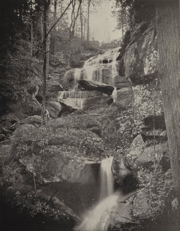 Fall Creek Cascade ، نورث كارولينا (صورة b / w) بواسطة المصور الأمريكي (بعد)